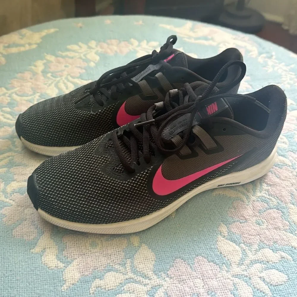 NIKE SZ 8 Black & *Barbie-Pink* Swoosh! EUC! Very Clean!!!
